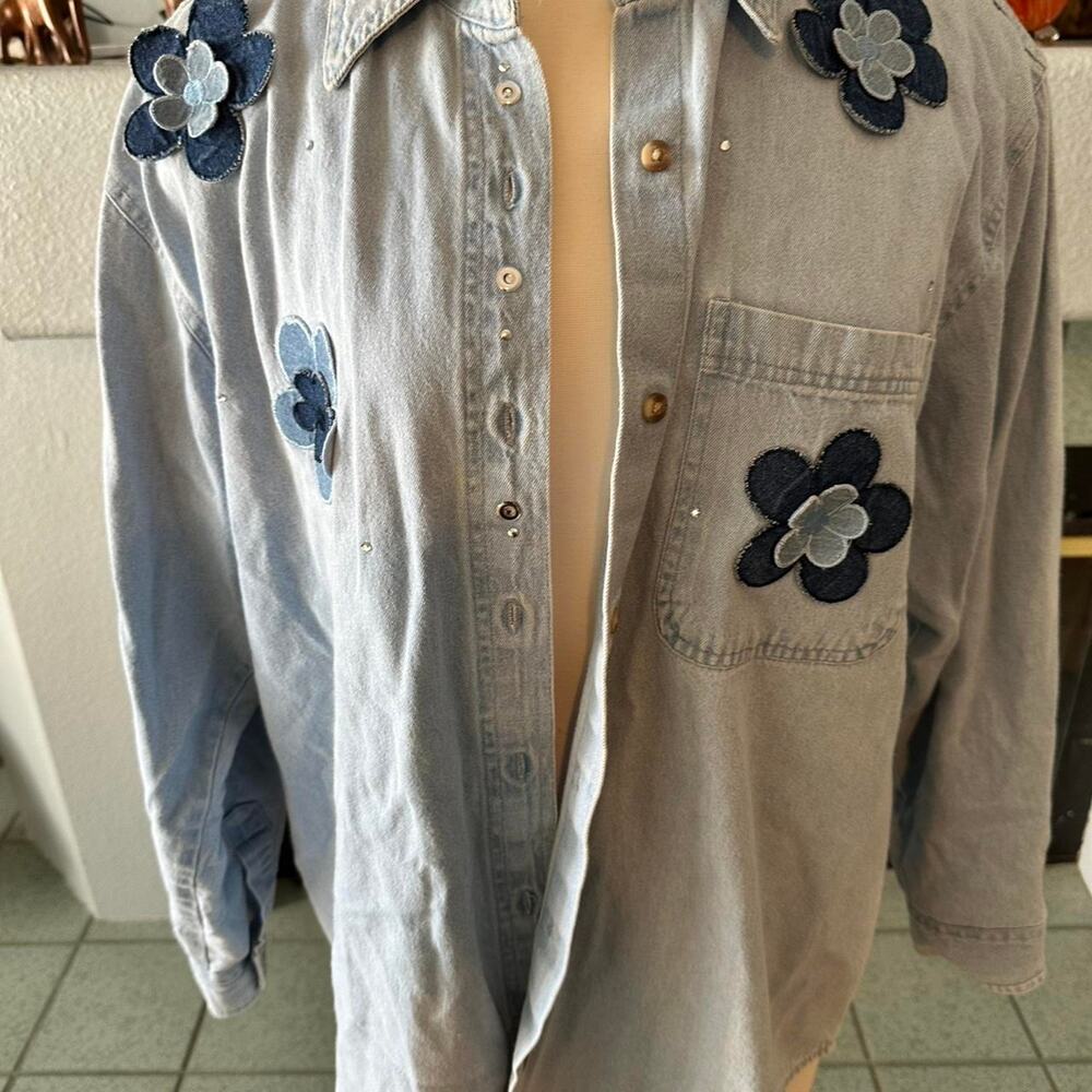 Vintage womans denim button up shirt size Medium with applique